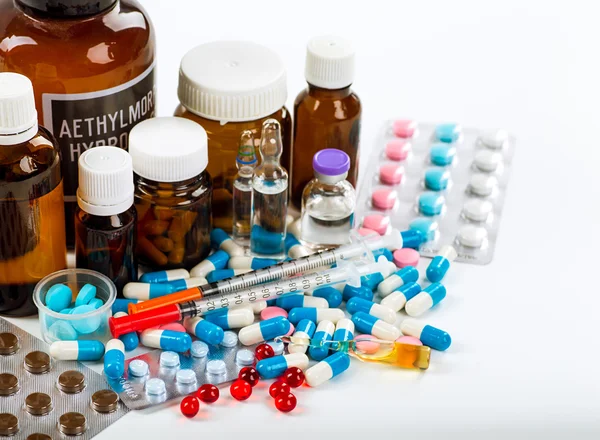 Vários frascos de prescrição fria e uma seringa isolada em um wh — Fotografia de Stock