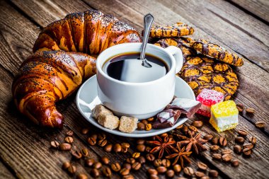 Kahve fincanı ve çay tabağı.