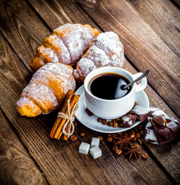 Kahve fincanı ve çay tabağı.