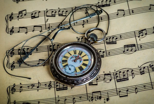 Ρολόι Vintage τσέπης σε μουσικές νότες — Φωτογραφία Αρχείου