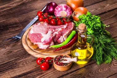 Çiğ taze mermer et biftek ve baharat