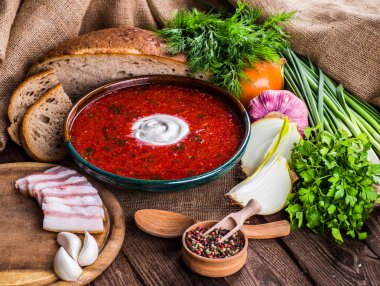 Ukraynalı pancar çorbası - pancar çorbası, peçeteye ahşap backgrou üzerinde