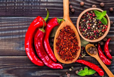 Red Hot Chili Peppers. Biber biber havai görünümü ahşap bac üzerinde