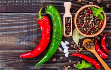 Red Hot Chili Peppers. Biber biber havai görünümü ahşap bac üzerinde