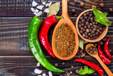 Red Hot Chili Peppers. Biber biber havai görünümü ahşap bac üzerinde