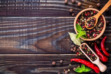 Red Hot Chili Peppers. Biber biber havai görünümü ahşap bac üzerinde