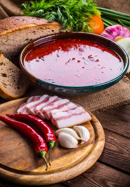 Sopa de beterraba ucraniana - borscht, em guardanapo, em backgrou de madeira — Fotografia de Stock