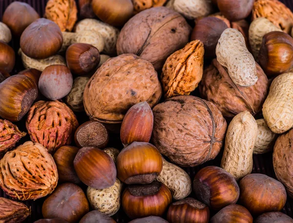 Nueces mezclan en un plato de madera — Foto de Stock