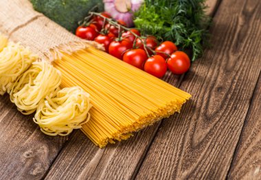 Makarna ve sebzeler üzerinde beyaz bir adam