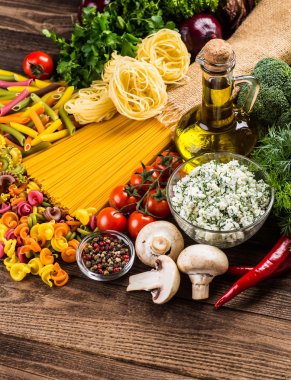 Sebze ahşap üzerine. Biyo sağlıklı gıda, otlar ve baharatlar. Organik 