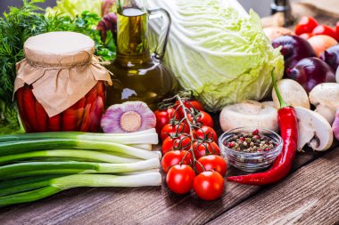  Biyo sağlıklı gıda, otlar ve baharatlar. Ahşap üzerine organik sebze