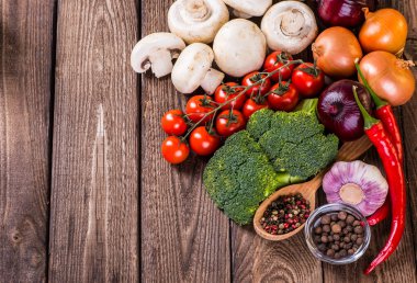  Biyo sağlıklı gıda, otlar ve baharatlar. Ahşap üzerine organik sebze