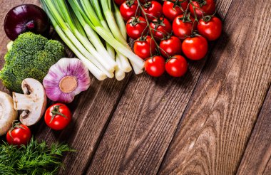  Biyo sağlıklı gıda, otlar ve baharatlar. Ahşap üzerine organik sebze