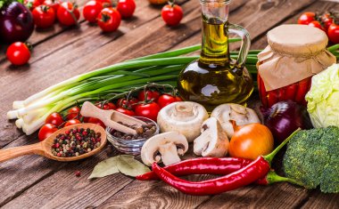  Biyo sağlıklı gıda, otlar ve baharatlar. Ahşap üzerine organik sebze