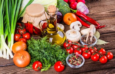  Biyo sağlıklı gıda, otlar ve baharatlar. Ahşap üzerine organik sebze