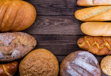 Çok karışık ekmek ve rulolar yukarıda vurdu.