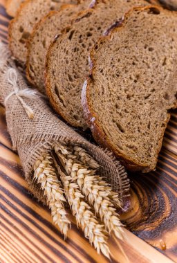 Ahşap masa arkasında pişmiş ekmek çeşitleri