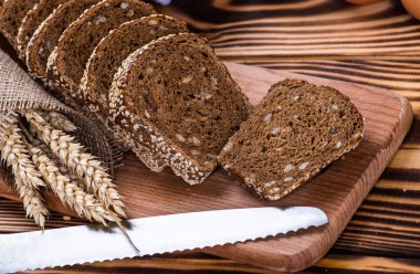 Ahşap masa arkasında pişmiş ekmek çeşitleri