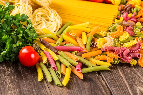 The composition of the pasta and vegetables on a wood background — Stock Photo, Image