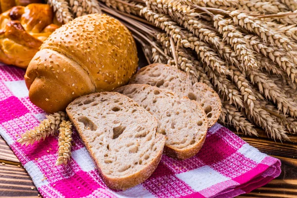 Sortiment av bakat bröd på träbord bakgrund — Stockfoto