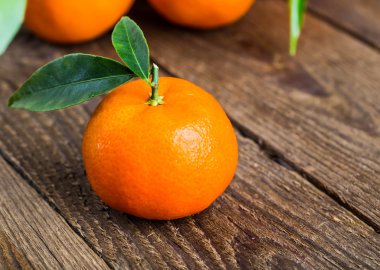 Tahta masadaki taze portakallar
