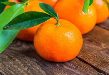 Tahta masadaki taze portakallar