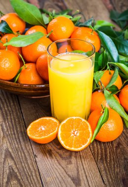 Tahta masadaki taze portakallar