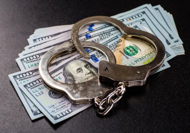 Kelepçe ve para masanın üstünde.