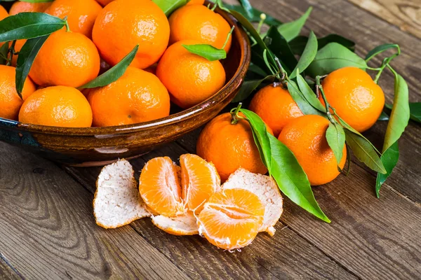 Čerstvé pomeranče na dřevěném stole — Stock fotografie