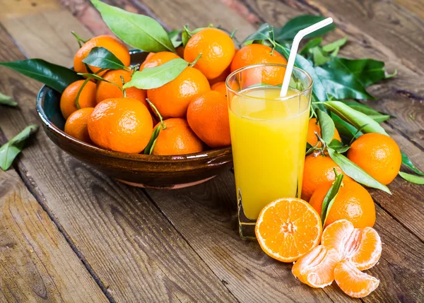 나무 탁자 위에 놓인 싱싱 한 오렌지 — 스톡 사진