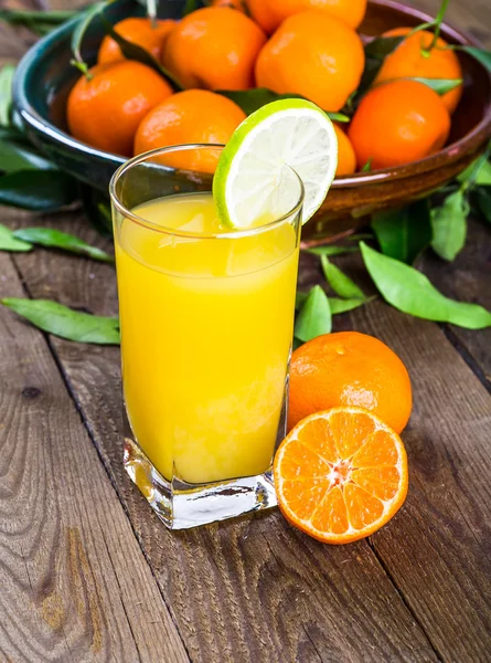 나무 탁자 위에 놓인 싱싱 한 오렌지 — 스톡 사진