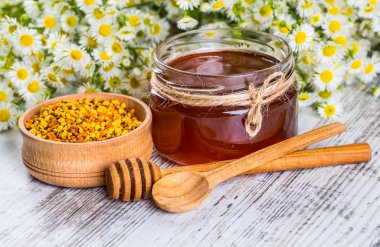 Tatlım, petek, polen ve propolis ile natürmort