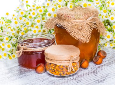 Tatlım, petek, polen ve propolis ile natürmort