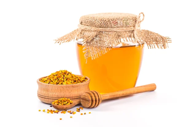 Bodegón con miel, panal, polen y propóleo sobre un blanco — Foto de Stock