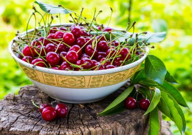 Taze Olgun Kiraz ahşap bir masa üzerinde reçelli.