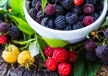 Ahududu ahşap arka plan üzerinde bir kasede