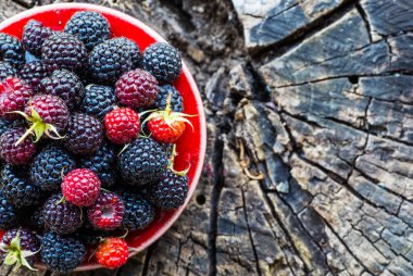 Ahududu ahşap arka plan üzerinde bir kasede