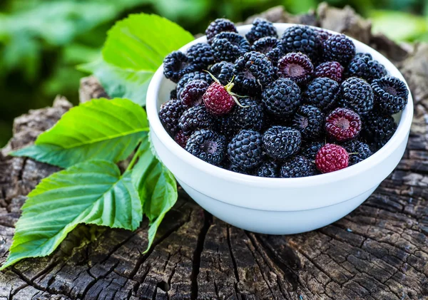 Ahududu ahşap arka plan üzerinde bir kasede