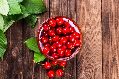 Taze Olgun Kiraz ahşap bir masa üzerinde reçelli.