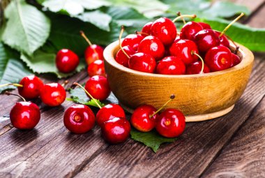 Taze Olgun Kiraz ahşap bir masa üzerinde reçelli.