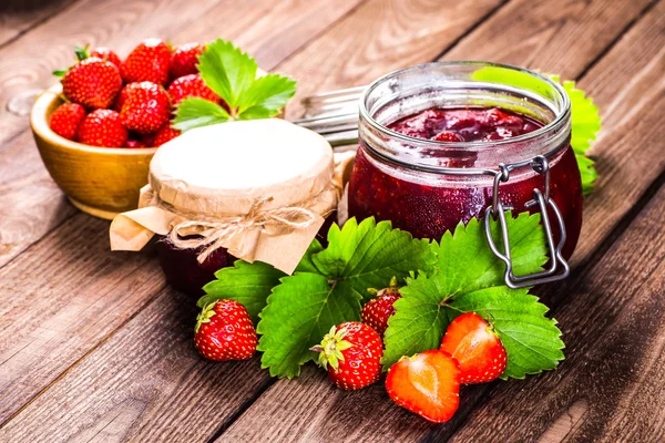 Fragola su fondo legno. Fragola con flusso di foglie verdi — Foto Stock