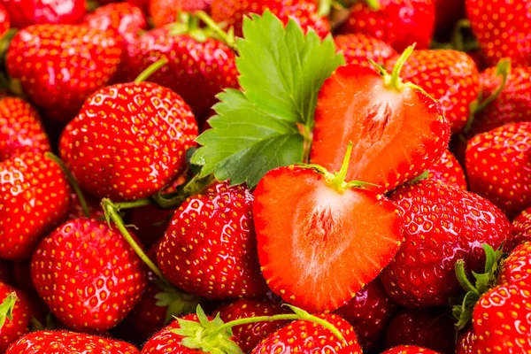 Strawberry on wood background. Strawberry with green leaves flow — Stockfoto