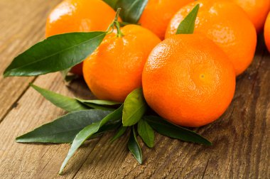 Tahta masadaki taze portakallar