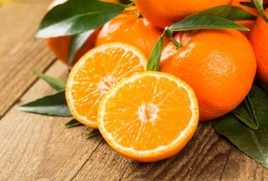 Olgun Mandarin meyve açık soyulmuş ve eski rustik etrafa tim