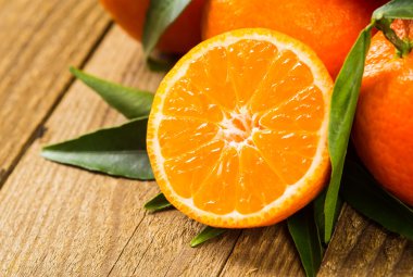 Olgun Mandarin meyve açık soyulmuş ve eski rustik etrafa tim