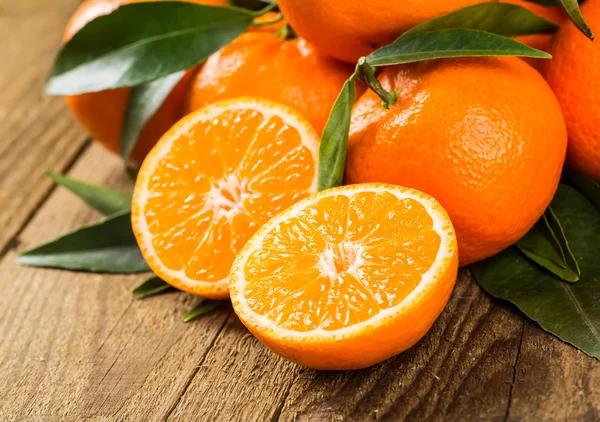 Oranges fraîches sur une table en bois — Photo