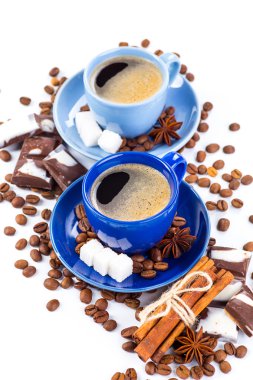 Beyaz arka planda kahve fincanı ve fasulye.. 