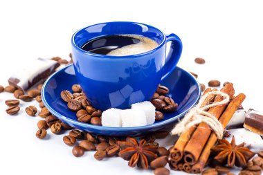 Beyaz arka planda kahve fincanı ve fasulye.. 