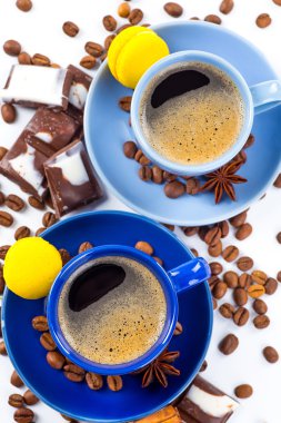 Beyaz arka planda kahve fincanı ve fasulye.. 