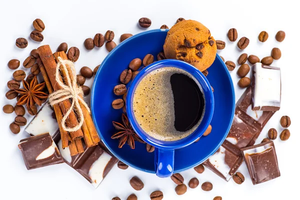 Taza de café y frijoles sobre un fondo blanco. — Foto de Stock